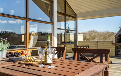 Fam - 300M from the Sea: Indretning, Loft, Lejlighed, Gulvbelægning, Møbel, Etage, Værelse, Belysning, Hjem, Couch