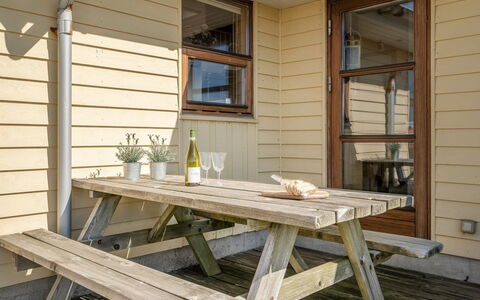 Fam - 300M from the Sea: Indretning, Loft, Lejlighed, Gulvbelægning, Møbel, Etage, Værelse, Belysning, Hjem, Couch