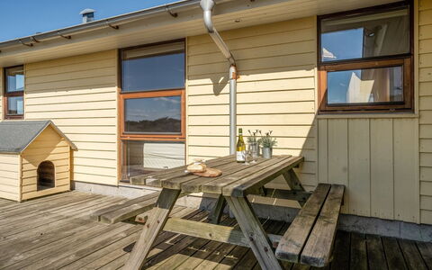 Fam - 300M from the Sea: Indretning, Loft, Lejlighed, Gulvbelægning, Møbel, Etage, Værelse, Belysning, Hjem, Couch