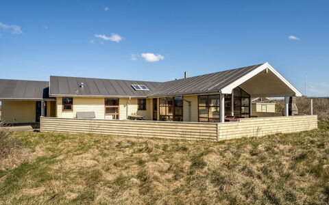 Fam - 300M from the Sea: Indretning, Loft, Lejlighed, Gulvbelægning, Møbel, Etage, Værelse, Belysning, Hjem, Couch