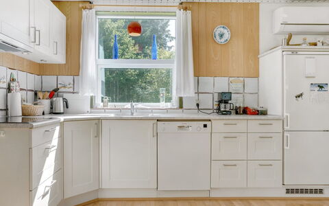 Marsa - 1.5Km from the Sea: Køkken Apparat, Køkken, Countertop, Større Bandage, Cabinetry, Gulvbelægning, Indretning, Træ, Husholdningsapparat, Møbel