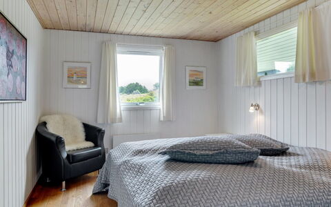 Sorja - 420M from the Sea: Seng, Soveværelse, Indretning, Sengetøj, Sengetøj, Møbel, Træ, Loft, Gulvbelægning, Etage