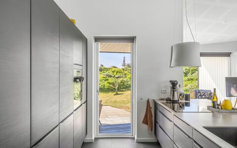 Vilda - 416M from the Sea: Køkken, Countertop, Indretning, Gulvbelægning, Køkken Apparat, Møbel, Træ, Cabinetry, Større Bandage, Etage