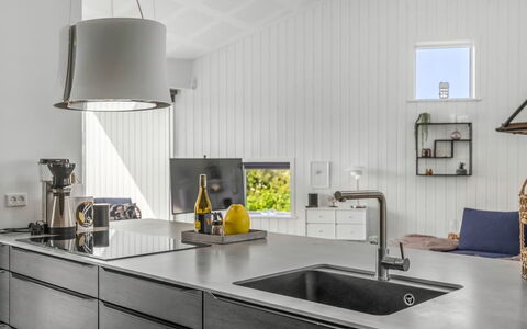 Vilda - 416M from the Sea: Køkken, Countertop, Indretning, Gulvbelægning, Køkken Apparat, Køkkenvask, Sanitærarmatur, Tap, Cabinetry, Lysarmatur