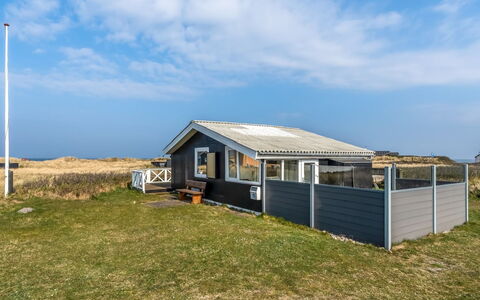 Holger - 50M from the Sea: Hus, Hjem, Dør, Tag, Sommerhus, Estate, Have, Skygge, Sidespor, Gård
