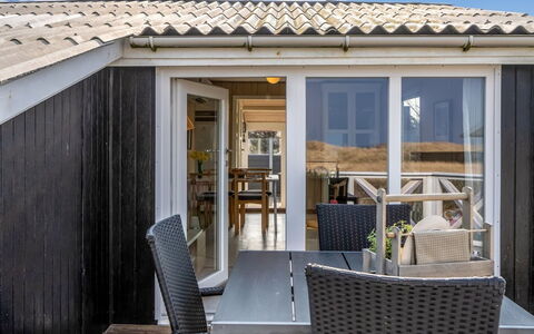 Holger - 50M from the Sea: Hus, Hjem, Dør, Tag, Sommerhus, Estate, Have, Skygge, Sidespor, Gård
