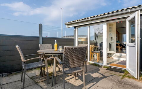 Holger - 50M from the Sea: Hus, Hjem, Dør, Tag, Sommerhus, Estate, Have, Skygge, Sidespor, Gård