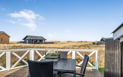 Holger - 50M from the Sea: Hus, Hjem, Dør, Tag, Sommerhus, Estate, Have, Skygge, Sidespor, Gård