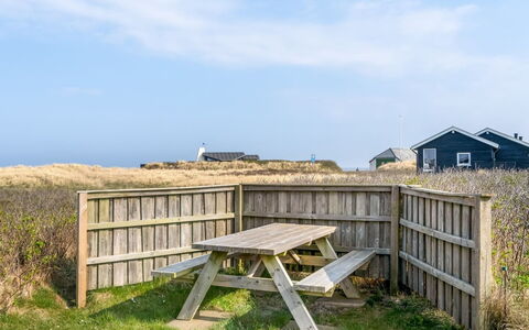Holger - 50M from the Sea: Hus, Hjem, Dør, Tag, Sommerhus, Estate, Have, Skygge, Sidespor, Gård