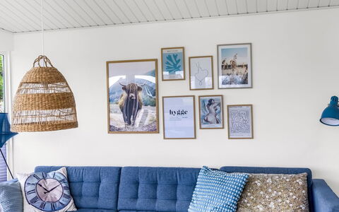 Albert - 340M from the Sea: Møbel, Indretning, Couch, Stue, Textile, Gulvbelægning, Værelse, Etage, Pude, Belysning