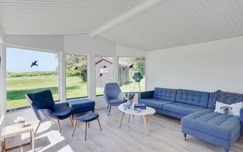 Albert - 340M from the Sea: Møbel, Couch, Indretning, Stue, Træ, Gulvbelægning, Etage, Hjem, Loft