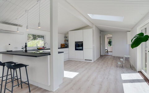Albert - 340M from the Sea: Gulvbelægning, Indretning, Etage, Trægulve, Træ, Loft, Møbel, Laminat Gulv, Lysarmatur, Køkken