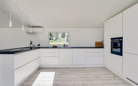 Albert - 340M from the Sea: Gulvbelægning, Køkken, Træ, Indretning, Countertop, Etage, Loft, Cabinetry, Trægulve, Møbel