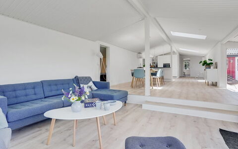Albert - 340M from the Sea: Gulvbelægning, Indretning, Etage, Træ, Couch, Møbel, Loft, Stue, Trægulve, Hjem