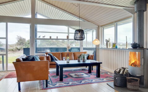 Ailika - 300M from the Sea: Møbel, Indretning, Træ, Couch, Loft, Gulvbelægning, Stue, Etage, Hjem, Belysning