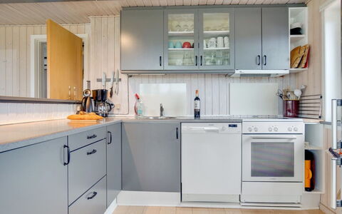 Ailika - 300M from the Sea: Køkken, Køkken Apparat, Større Bandage, Countertop, Gulvbelægning, Cabinetry, Træ, Indretning, Køkkenvask, Møbel