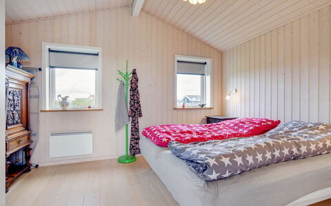 Ailika - 300M from the Sea: Soveværelse, Indretning, Træ, Loft, Møbel, Seng, Hjem, Sengetøj, Værelse, Sengetøj