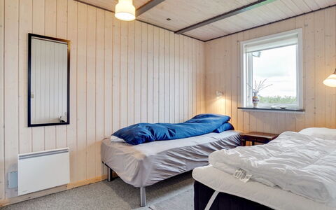 Ailika - 300M from the Sea: Træ, Soveværelse, Seng, Loft, Etage, Sengetøj, Sengetøj, Bed Frame, Hårdttræ, Bejdse