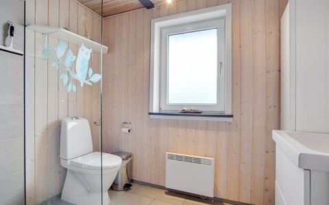 Ailika - 300M from the Sea: Træ, Gulvbelægning, Etage, Indretning, Sanitærarmatur, Værelse, Loft, Vvs, Toilet, Badeværelse