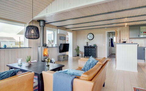 Ailika - 300M from the Sea: Træ, Gulvbelægning, Etage, Loft, Indretning, Møbel, Stue, Couch, Hjem, Trægulve