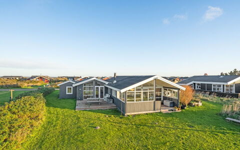 Ailika - 300M from the Sea: Sommerhus, Hjem, Hus, Tag, Veranda, Estate, Sidespor, Garden Bygninger, Stuehus, Gård