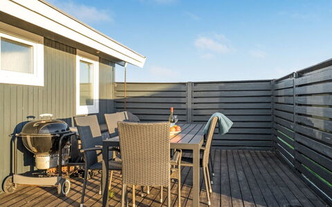 Ailika - 300M from the Sea: Sommerhus, Hjem, Hus, Tag, Veranda, Estate, Sidespor, Garden Bygninger, Stuehus, Gård