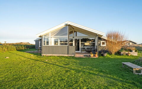 Ailika - 300M from the Sea: Sommerhus, Hjem, Hus, Tag, Veranda, Estate, Sidespor, Garden Bygninger, Stuehus, Gård