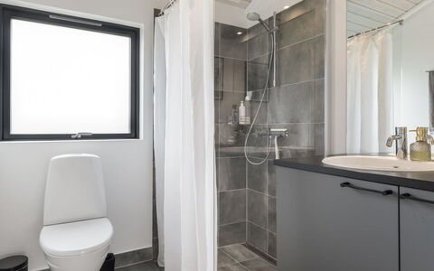 Talitha - 1.5Km from the Sea: Indretning, Gulvbelægning, Sanitærarmatur, Etage, Badeværelse, Toiletbræt, Toilet, Loft, Håndvask, Vvs