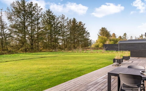 Talitha - 1.5Km from the Sea: Græs, Land Lot, Almindeligt, Lawn, Have, Eng, Landscaping, Hårdttræ, Planke