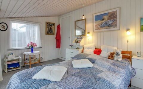Edvin - 400M from the Sea: Soveværelse, Træ, Seng, Møbel, Sengetøj, Indretning, Loft, Sengetøj, Bed Frame, Hjem