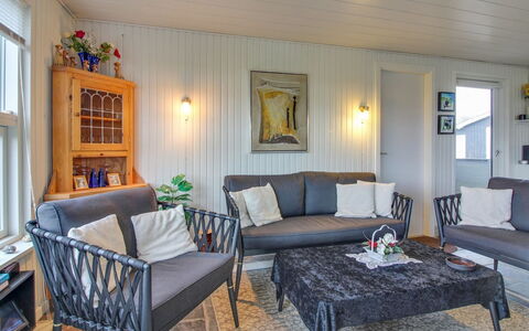 Edvin - 400M from the Sea: Bygning, Hus, Træ, Hjem, Tag, Sommerhus, Boligområde, Busk, Arkitektur