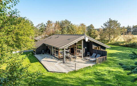 Emeli - 1.3Km from the Sea: Bygning, Hus, Træ, Hjem, Tag, Sommerhus, Boligområde, Busk, Arkitektur