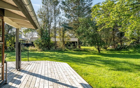 Emeli - 1.3Km from the Sea: Bygning, Hus, Træ, Hjem, Tag, Sommerhus, Boligområde, Busk, Arkitektur