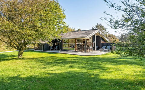 Emeli - 1.3Km from the Sea: Bygning, Hus, Træ, Hjem, Tag, Sommerhus, Boligområde, Busk, Arkitektur