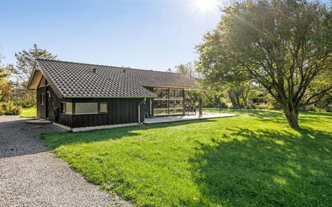 Emeli - 1.3Km from the Sea: Bygning, Hus, Træ, Hjem, Tag, Sommerhus, Boligområde, Busk, Arkitektur