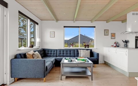Benda - 348M from the Sea: Træ, Gulvbelægning, Møbel, Couch, Indretning, Etage, Loft, Stue, Værelse, Trægulve
