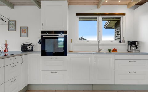 Benda - 348M from the Sea: Køkken, Gulvbelægning, Cabinetry, Countertop, Køkken Apparat, Indretning, Etage, Træ, Møbel, Større Bandage