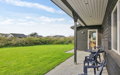 Benda - 348M from the Sea: Hjem, Tag, Sidespor, Bunddække, Sommerhus, Lawn, Veranda, Gård, Estate, Skygge