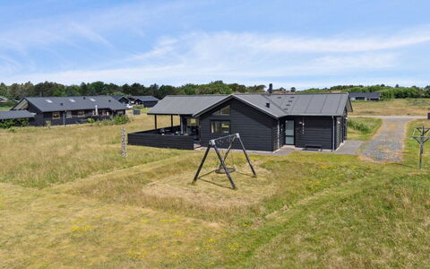 Fader - 950M from the Sea: Vegetationen, Busk, Forår, Sommerhus, Have, Skygge, Backyard, Gård, Stol