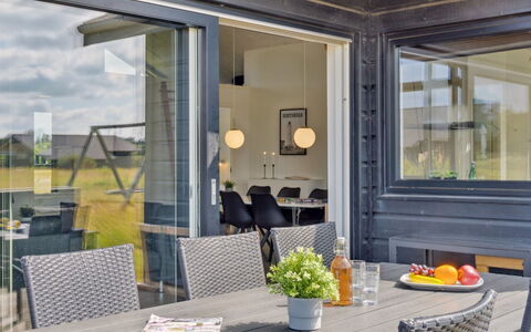 Fader - 950M from the Sea: Vegetationen, Busk, Forår, Sommerhus, Have, Skygge, Backyard, Gård, Stol
