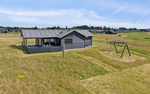 Fader - 950M from the Sea: Vegetationen, Busk, Forår, Sommerhus, Have, Skygge, Backyard, Gård, Stol