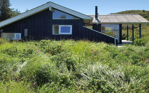 Wilma - 400M from the Sea: Træ, Tag, Arkitektur, Hjem, Hus, Sommerhus, Sidespor, Hårdttræ, Hældning, Estate