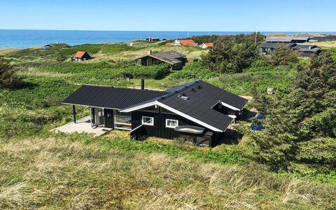Wilma - 400M from the Sea: Træ, Tag, Arkitektur, Hjem, Hus, Sommerhus, Sidespor, Hårdttræ, Hældning, Estate