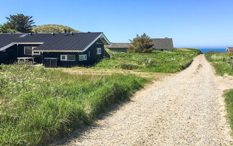 Wilma - 400M from the Sea: Træ, Tag, Arkitektur, Hjem, Hus, Sommerhus, Sidespor, Hårdttræ, Hældning, Estate