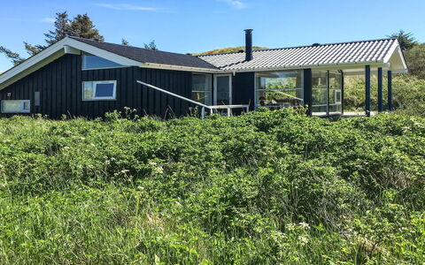 Wilma - 400M from the Sea: Træ, Tag, Arkitektur, Hjem, Hus, Sommerhus, Sidespor, Hårdttræ, Hældning, Estate
