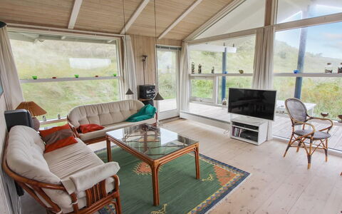 Wilma - 400M from the Sea: Træ, Tag, Arkitektur, Hjem, Hus, Sommerhus, Sidespor, Hårdttræ, Hældning, Estate