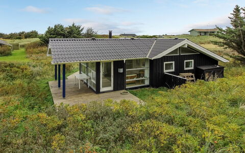 Wilma - 400M from the Sea: Træ, Tag, Arkitektur, Hjem, Hus, Sommerhus, Sidespor, Hårdttræ, Hældning, Estate