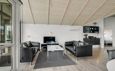 Frejdis - 1.1Km from the Sea: Indretning, Møbel, Gulvbelægning, Loft, Etage, Træ, Couch, Værelse, Trægulve, Stue