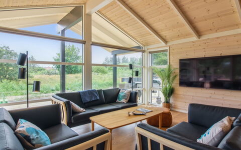 Heriest - 1.2Km from the Sea: Træ, Indretning, Loft, Couch, Gulvbelægning, Hjem, Stue, Værelse, Hårdttræ