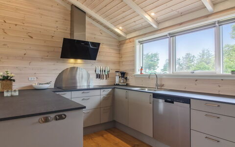 Heriest - 1.2Km from the Sea: Træ, Gulvbelægning, Loft, Bejdse, Køkken, Countertop, Hårdttræ, Trægulve, Cabinetry, Lysarmatur